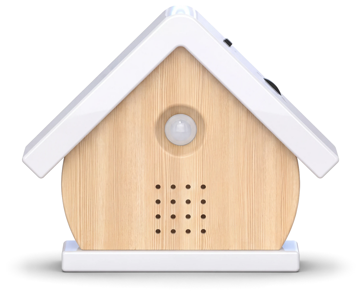 Het Luvlyn vogelhuisje in Berk van voren, met het ronde oog van de sensor en de speaker