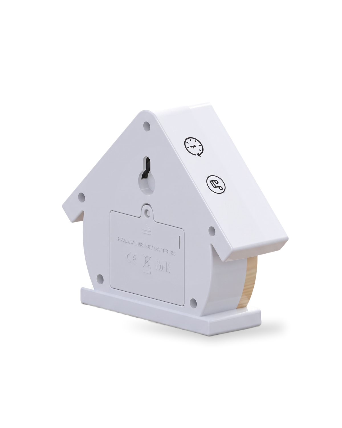 Achterkant van het vogelhuisje in Berk met het sleutelgat om op te hangen en het batterijklepje
