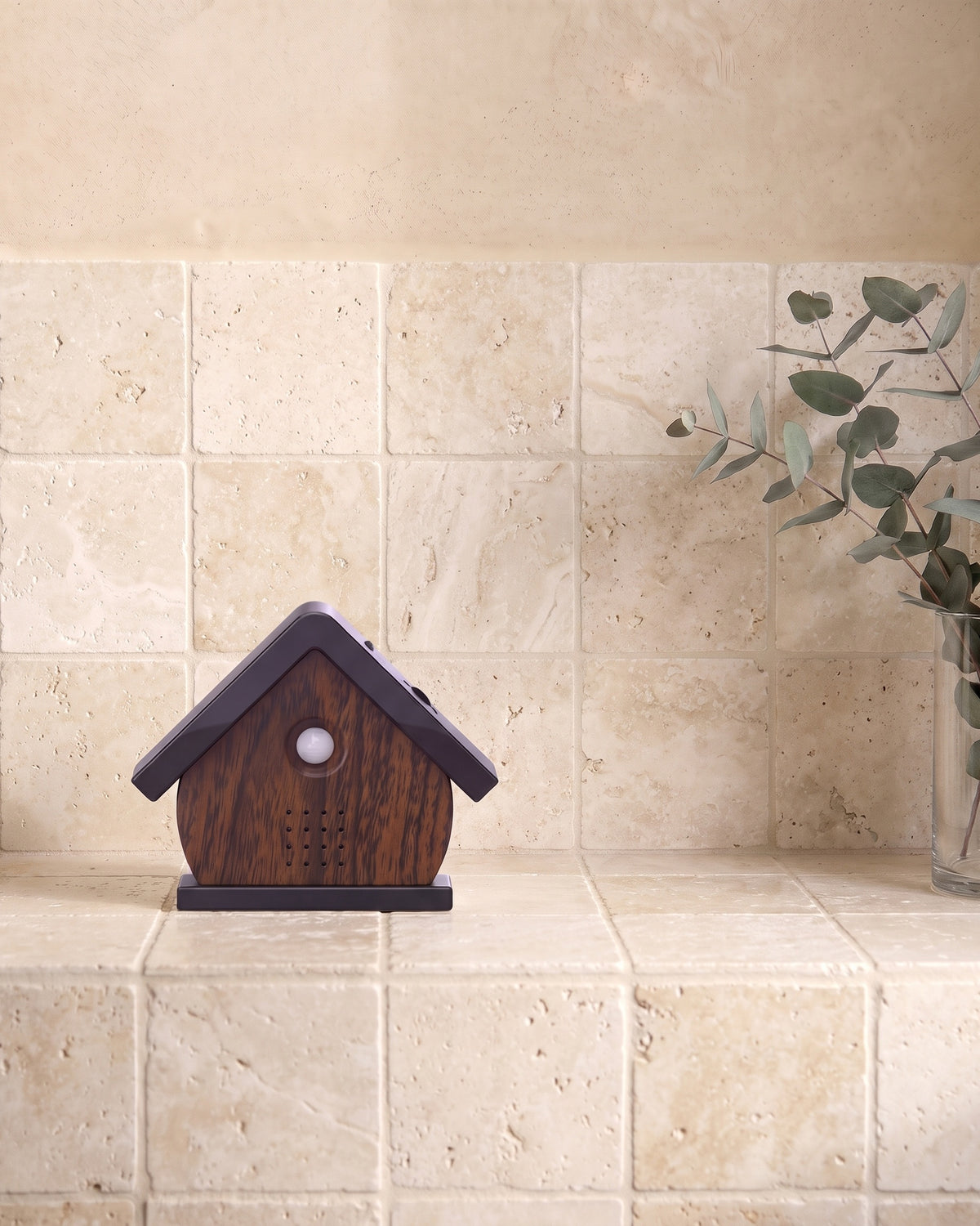 Het vogelhuisje in Walnoot op de tegelrichel van een wc