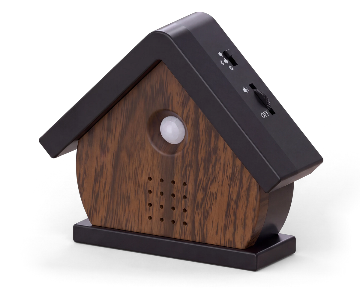 Het vogelhuisje in Walnoot, schuin van rechts, met het schuifje en het wieltje op het dak
